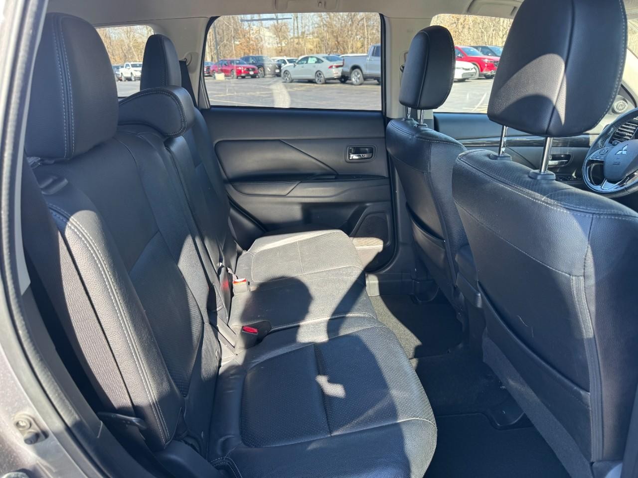 Mitsubishi Outlander Vehicle Full-screen Gallery Image 10