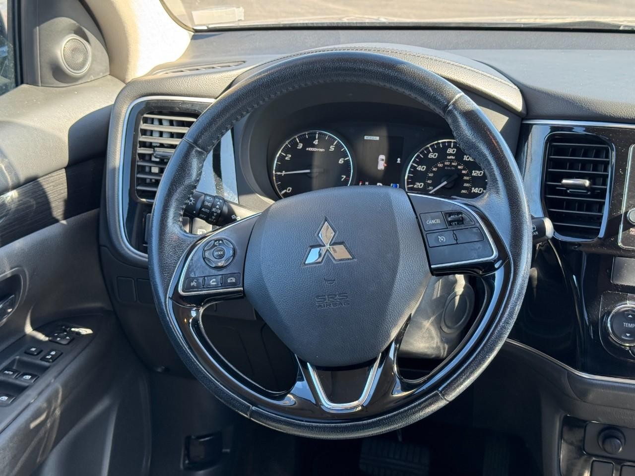 Mitsubishi Outlander Vehicle Full-screen Gallery Image 12