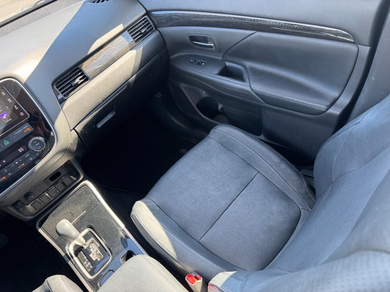 Mitsubishi Outlander Vehicle Full-screen Gallery Image 15