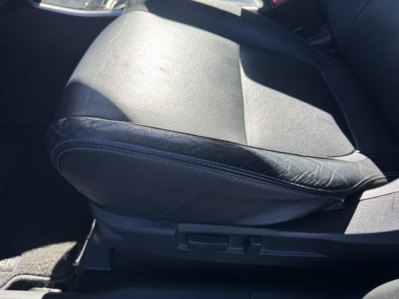 Mitsubishi Outlander Vehicle Full-screen Gallery Image 16