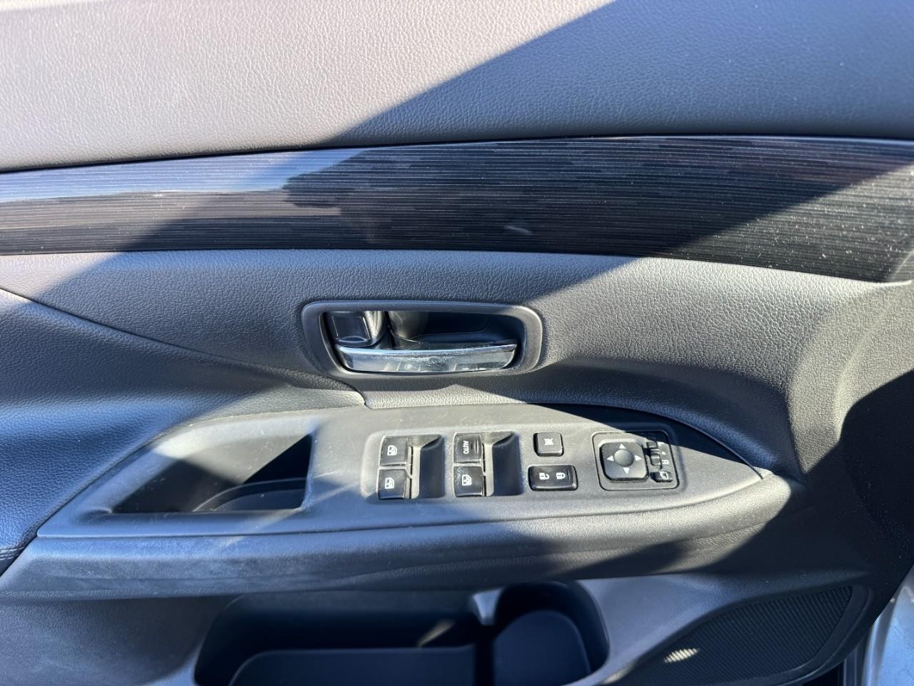 Mitsubishi Outlander Vehicle Full-screen Gallery Image 17