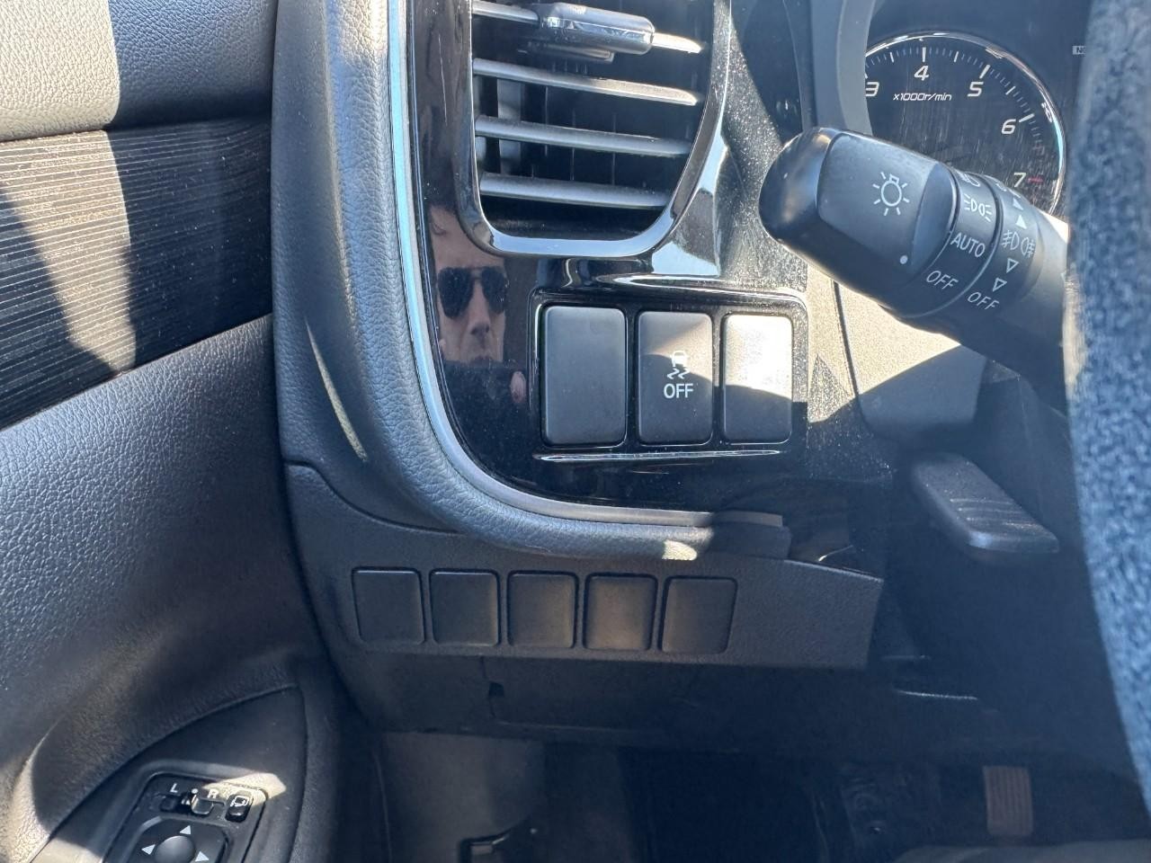 Mitsubishi Outlander Vehicle Full-screen Gallery Image 20