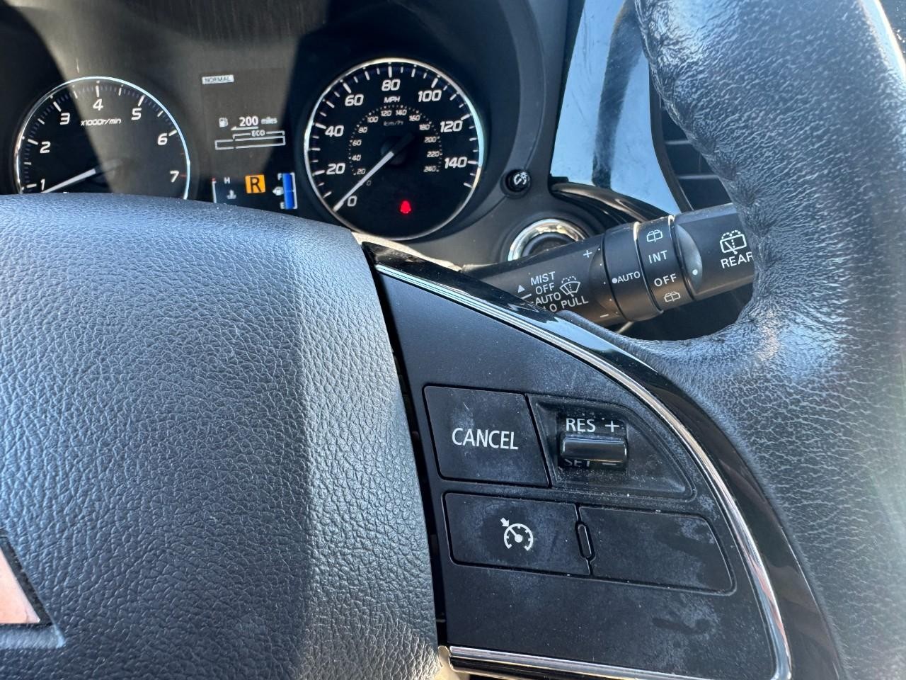 Mitsubishi Outlander Vehicle Full-screen Gallery Image 22