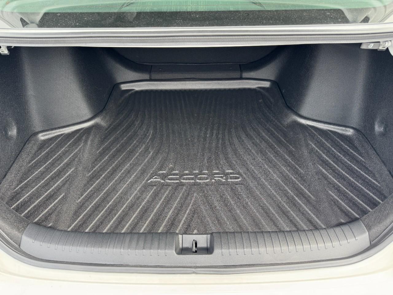 Honda Accord Sedan Vehicle Full-screen Gallery Image 05