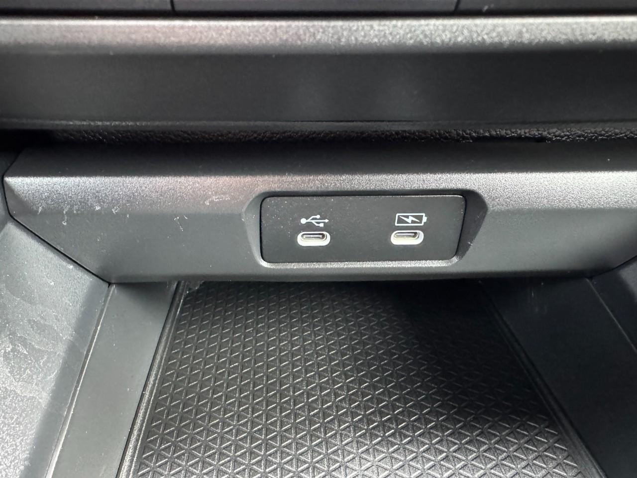 Honda Accord Sedan Vehicle Full-screen Gallery Image 24