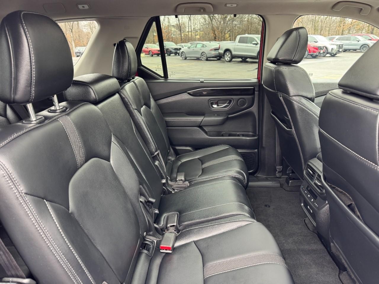 Honda Pilot Vehicle Full-screen Gallery Image 11