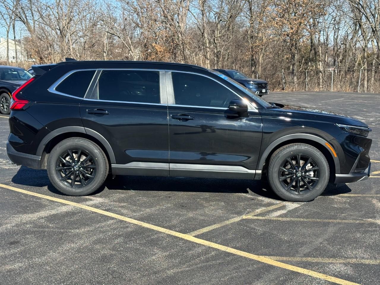 Honda CR-V Hybrid Vehicle Full-screen Gallery Image 02