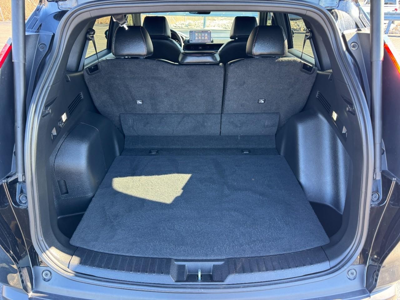 Honda CR-V Hybrid Vehicle Full-screen Gallery Image 04