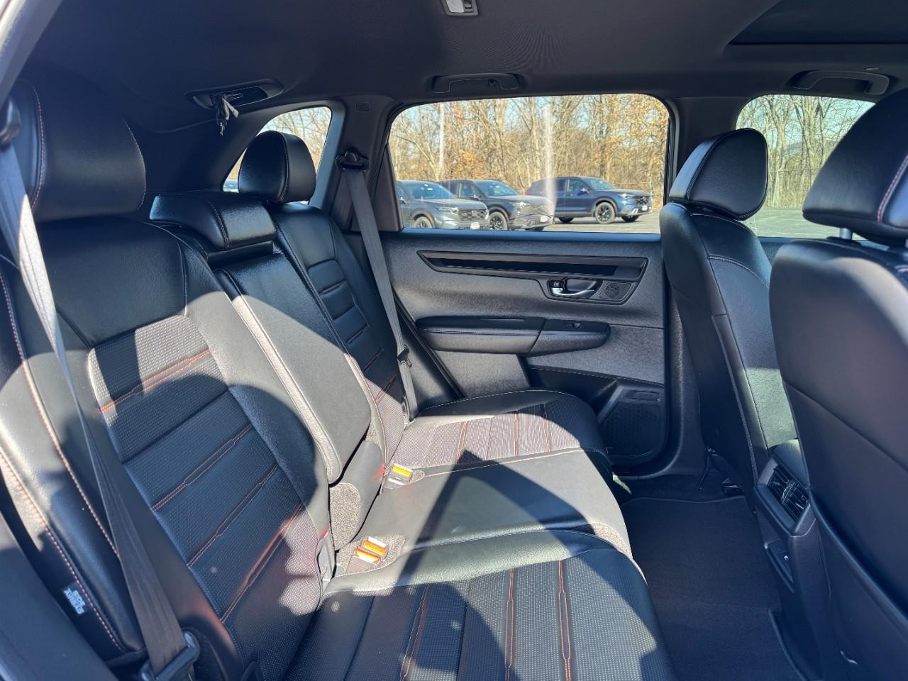 Honda CR-V Hybrid Vehicle Full-screen Gallery Image 10