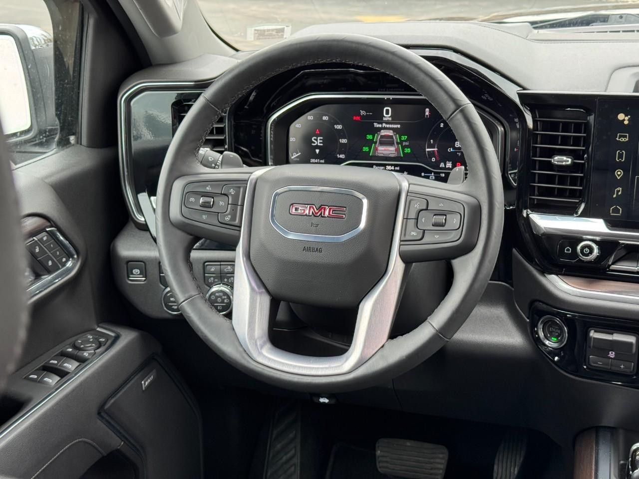 GMC Sierra 1500 Vehicle Full-screen Gallery Image 12
