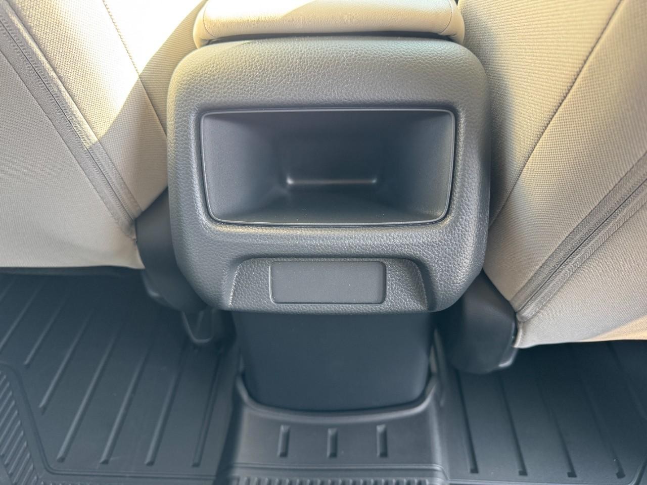 Honda HR-V Vehicle Full-screen Gallery Image 15