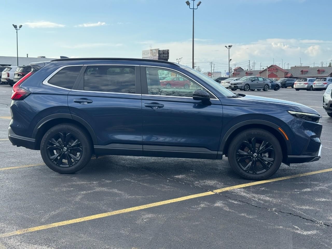 Honda CR-V Hybrid Vehicle Full-screen Gallery Image 02