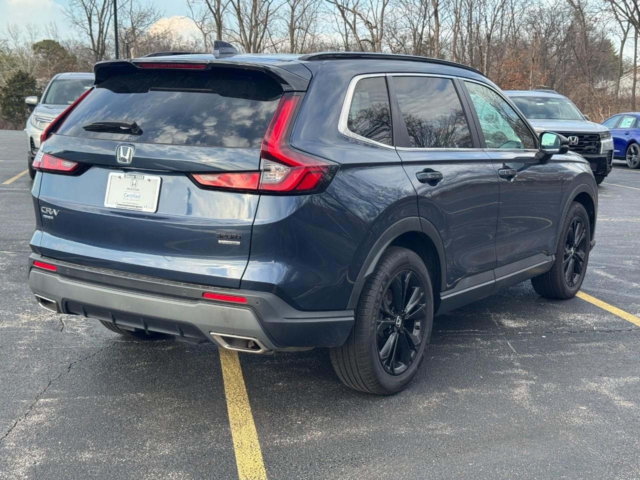 Honda CR-V Hybrid Vehicle Full-screen Gallery Image 03