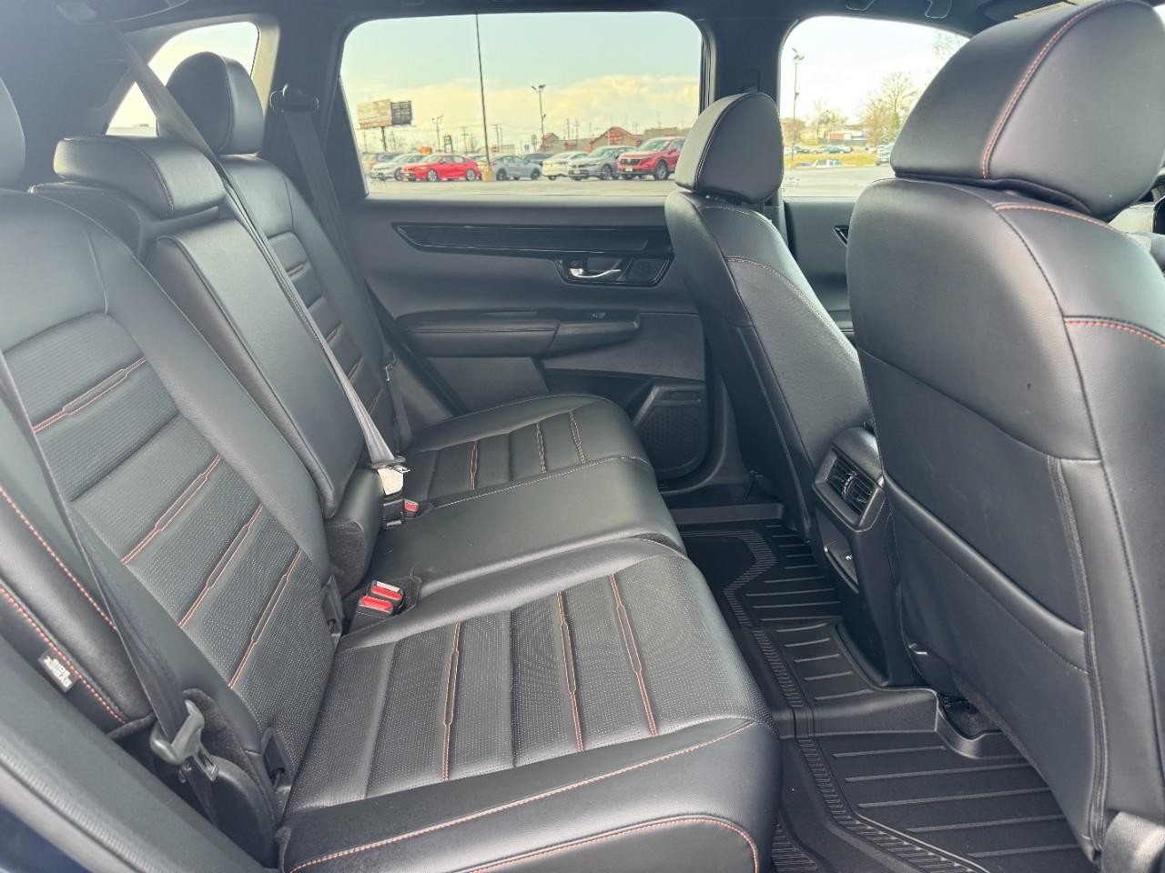 Honda CR-V Hybrid Vehicle Full-screen Gallery Image 11