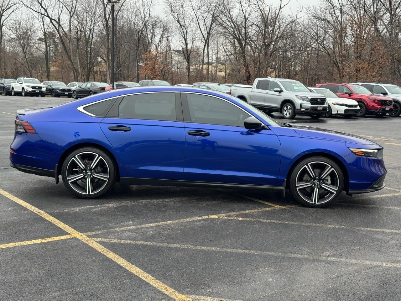 Honda Accord Hybrid Vehicle Full-screen Gallery Image 03