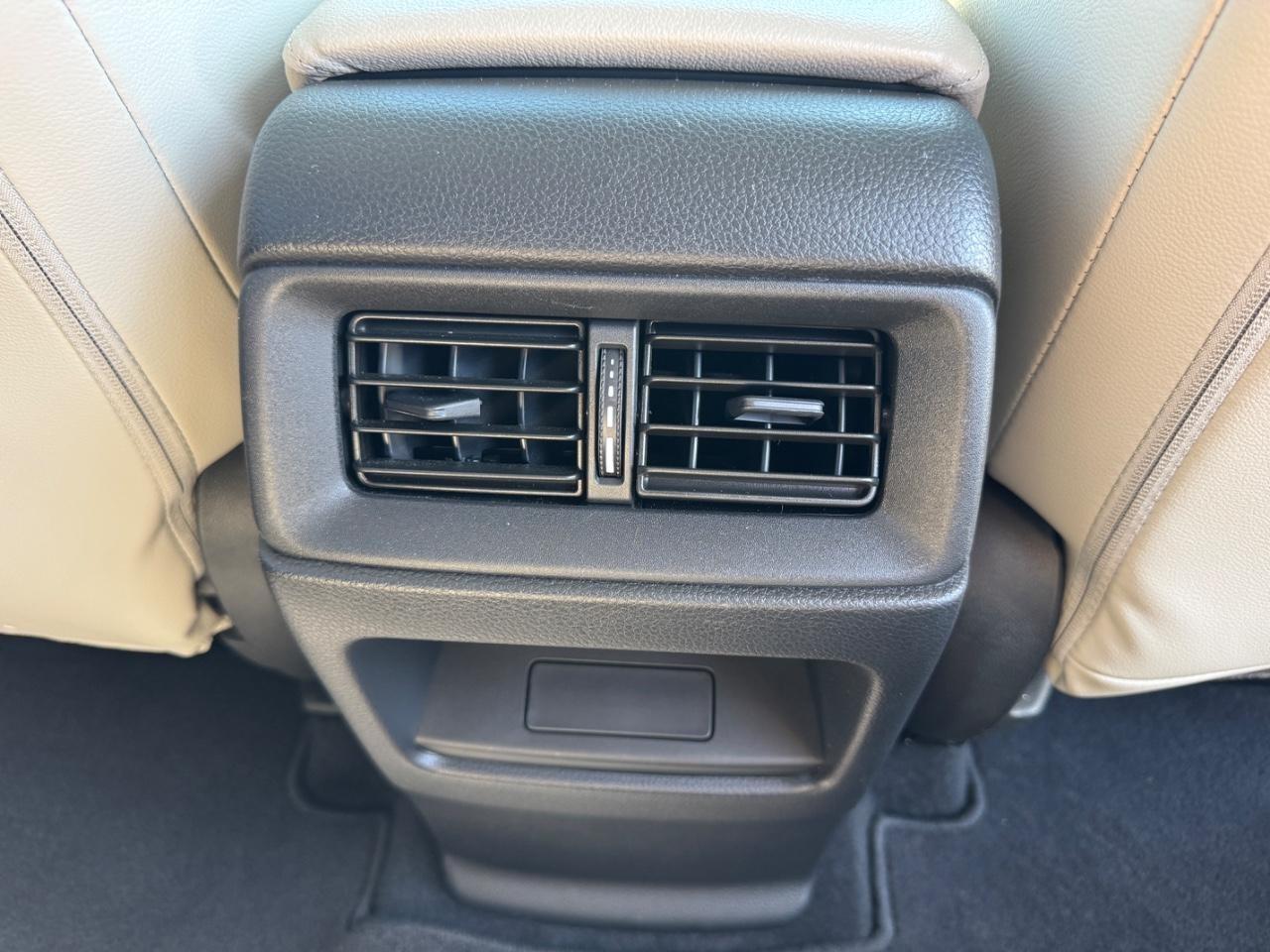 Honda CR-V Vehicle Full-screen Gallery Image 16