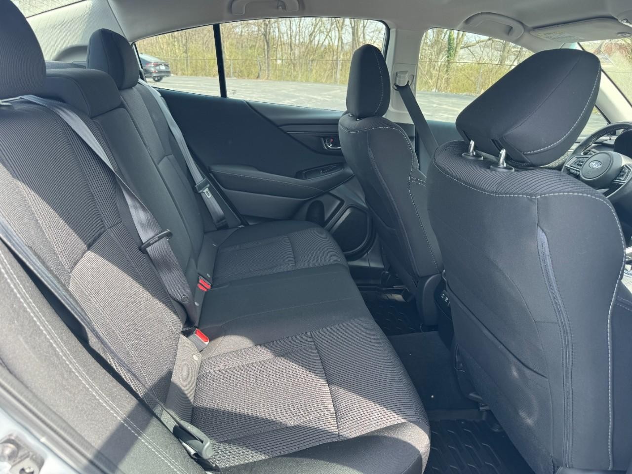 Subaru Legacy Vehicle Full-screen Gallery Image 10