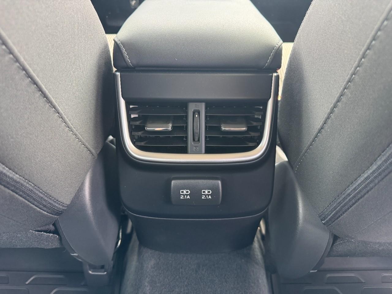 Subaru Legacy Vehicle Full-screen Gallery Image 16