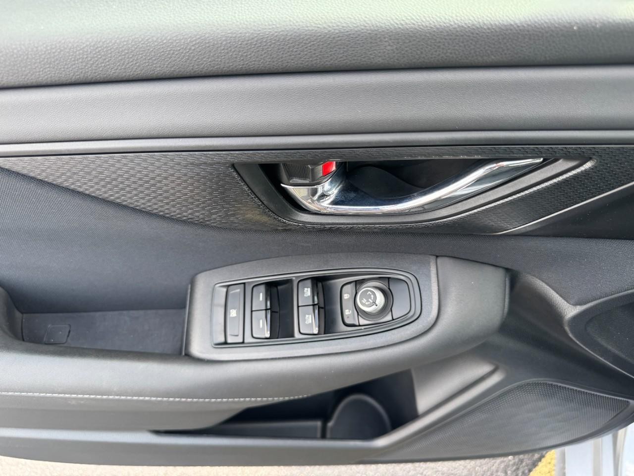 Subaru Legacy Vehicle Full-screen Gallery Image 18