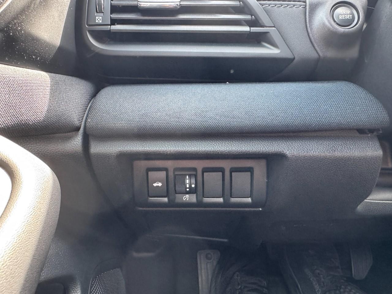 Subaru Legacy Vehicle Full-screen Gallery Image 24