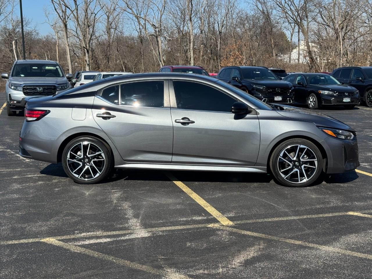 Nissan Sentra Vehicle Full-screen Gallery Image 02