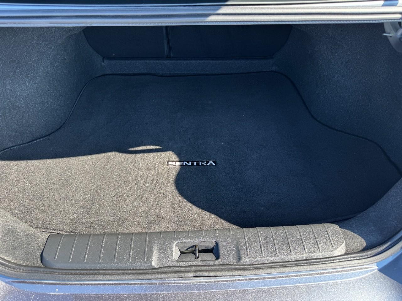 Nissan Sentra Vehicle Full-screen Gallery Image 04