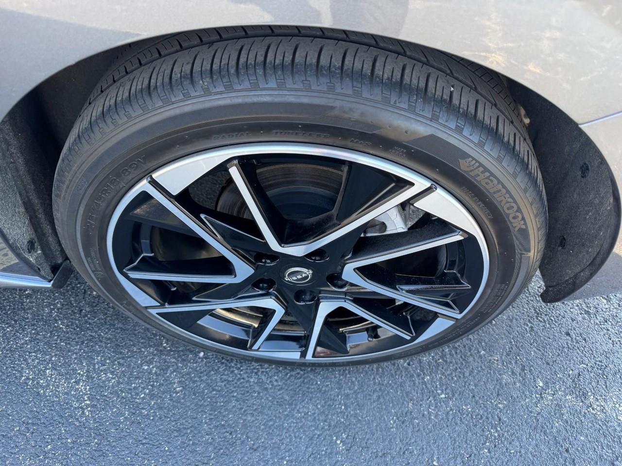 Nissan Sentra Vehicle Full-screen Gallery Image 07