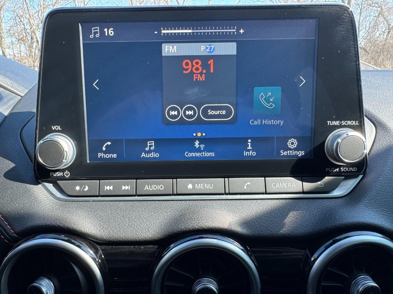 Nissan Sentra Vehicle Full-screen Gallery Image 21