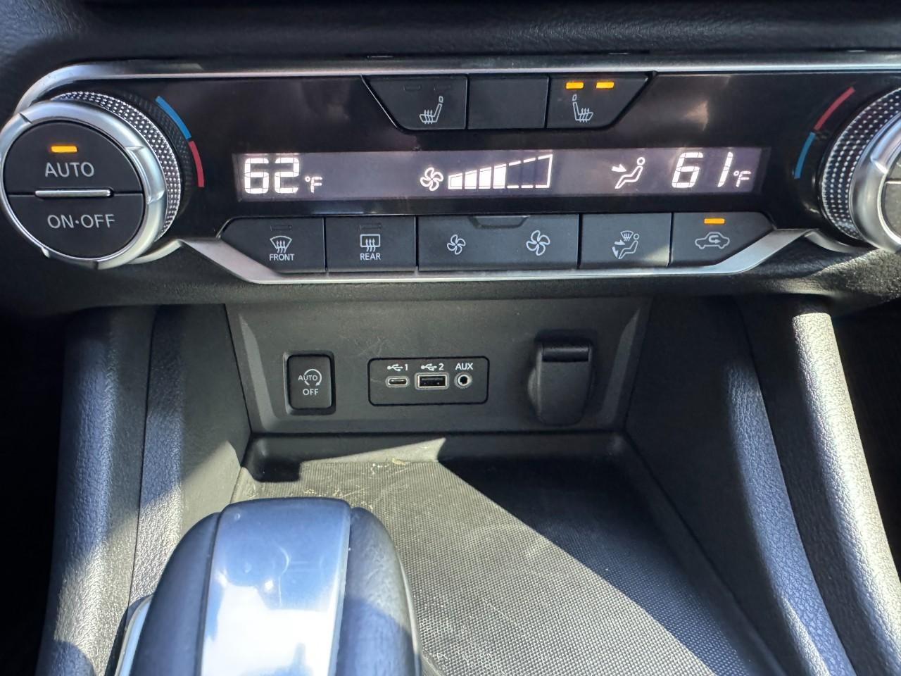 Nissan Sentra Vehicle Full-screen Gallery Image 24