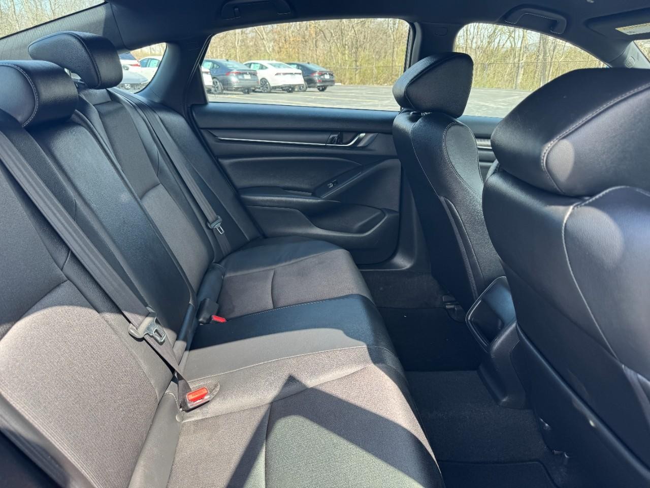 Honda Accord Sedan Vehicle Full-screen Gallery Image 10