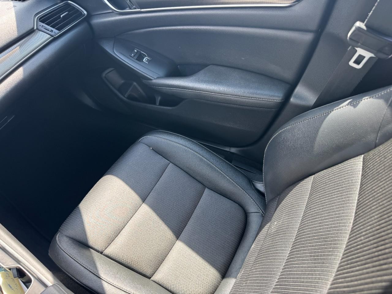 Honda Accord Sedan Vehicle Full-screen Gallery Image 15