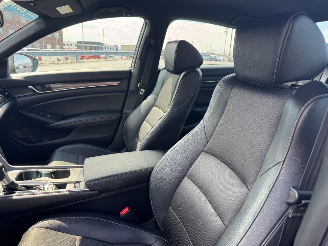 Honda Accord Sedan Vehicle Full-screen Gallery Image 17