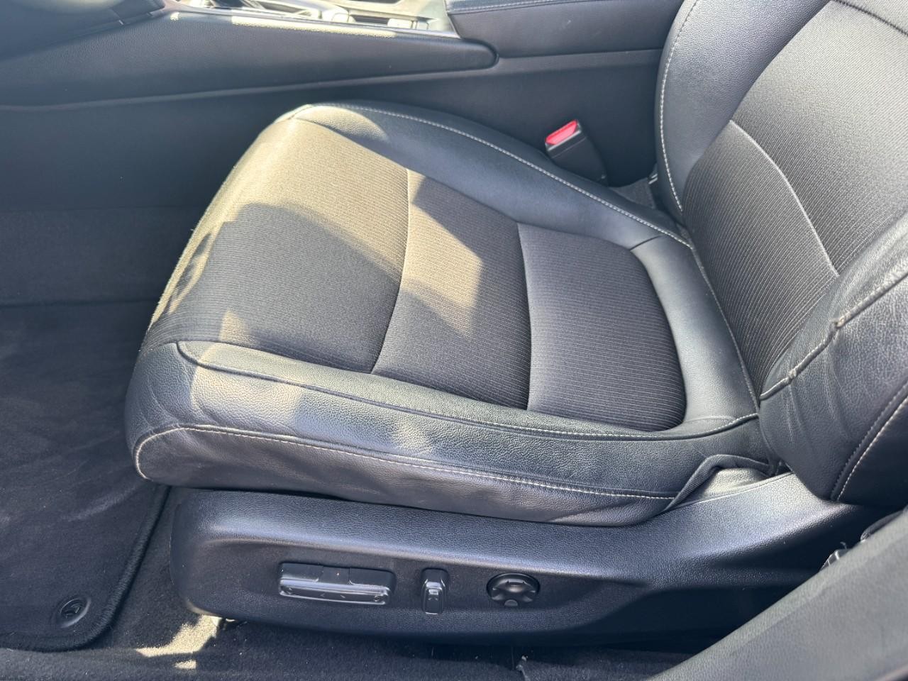 Honda Accord Sedan Vehicle Full-screen Gallery Image 18