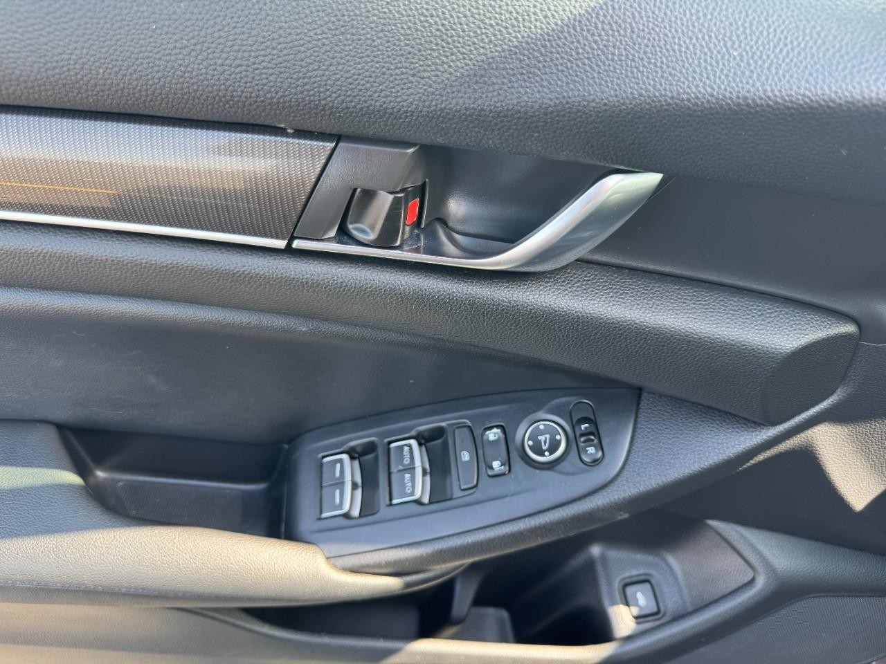 Honda Accord Sedan Vehicle Full-screen Gallery Image 19