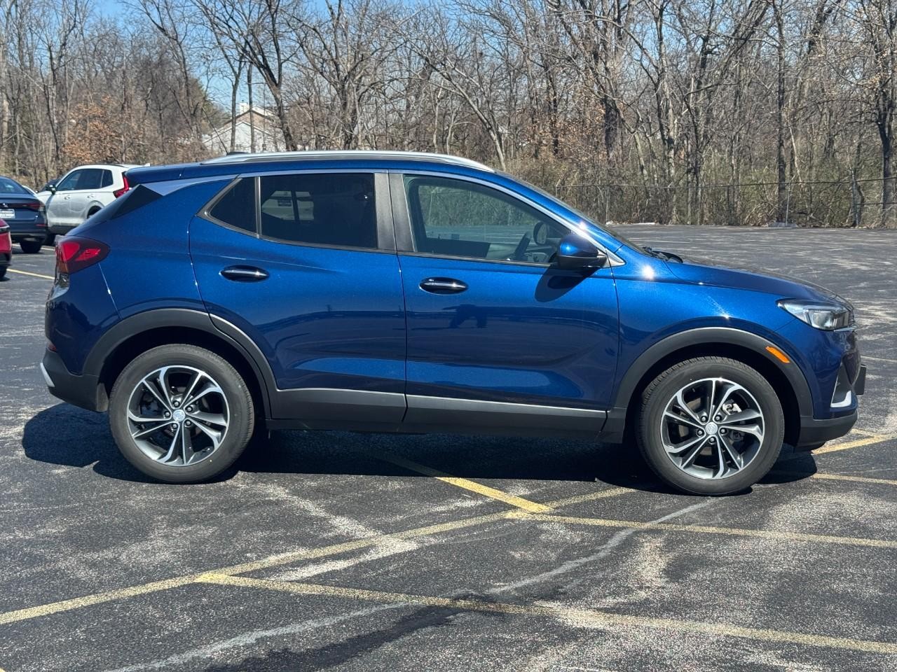 Buick Encore GX Vehicle Full-screen Gallery Image 03