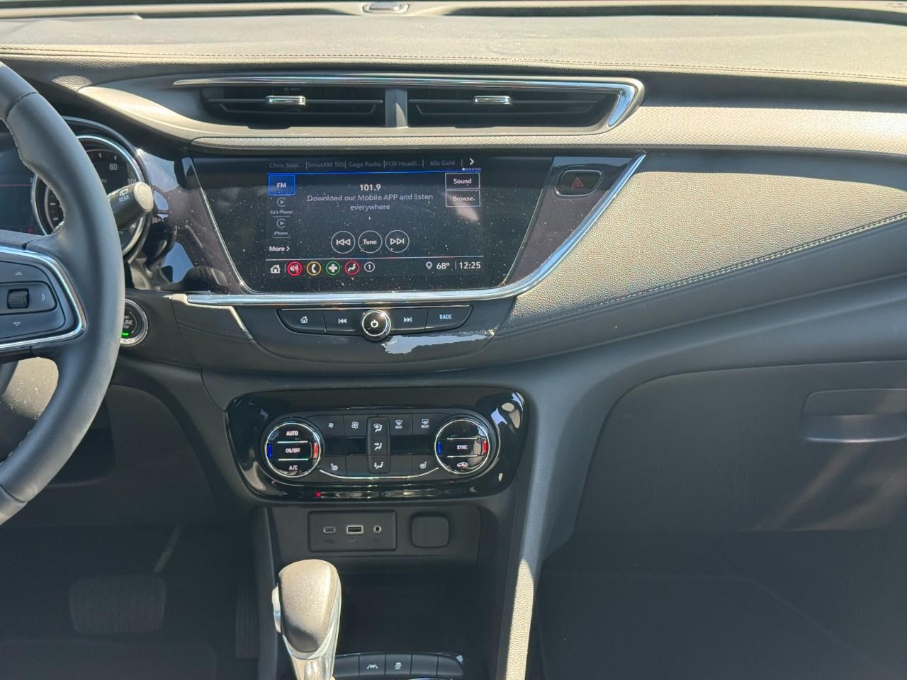 Buick Encore GX Vehicle Full-screen Gallery Image 14