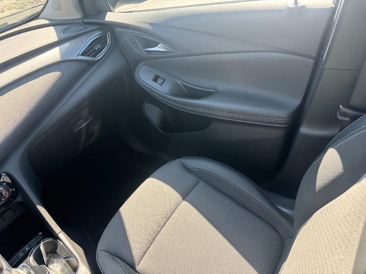 Buick Encore GX Vehicle Full-screen Gallery Image 16