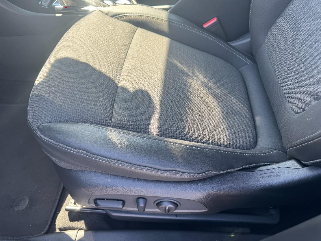 Buick Encore GX Vehicle Full-screen Gallery Image 18