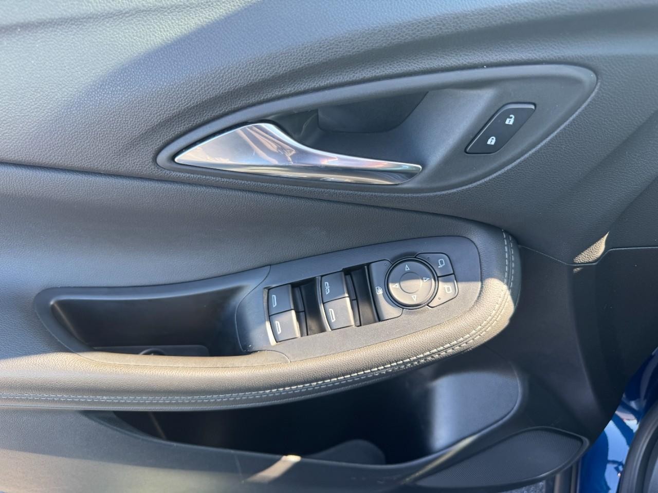 Buick Encore GX Vehicle Full-screen Gallery Image 19