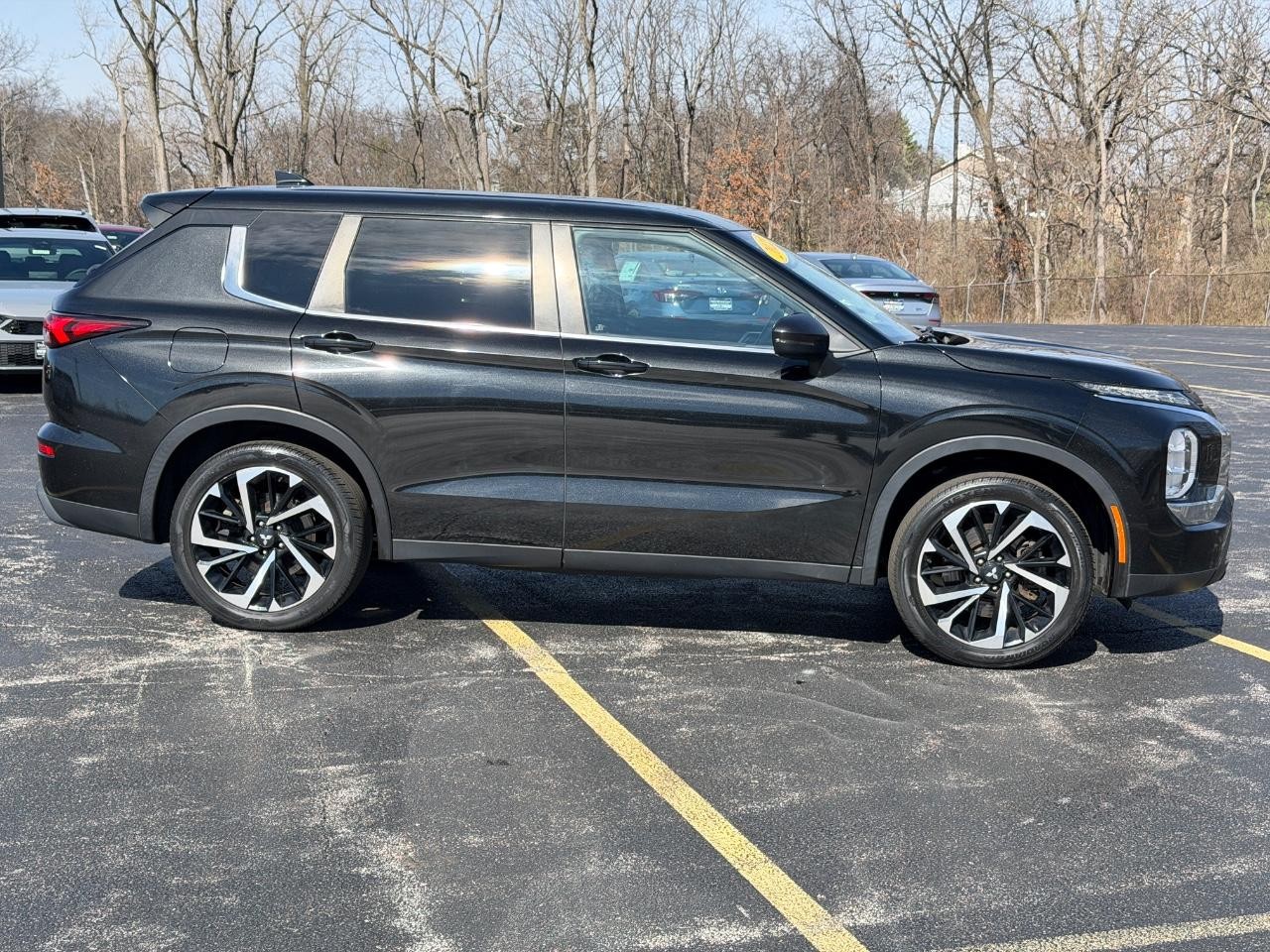 Mitsubishi Outlander Vehicle Full-screen Gallery Image 02