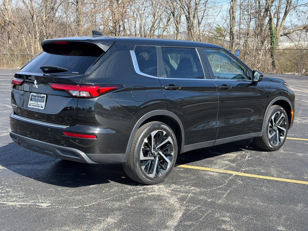 Mitsubishi Outlander Vehicle Full-screen Gallery Image 03