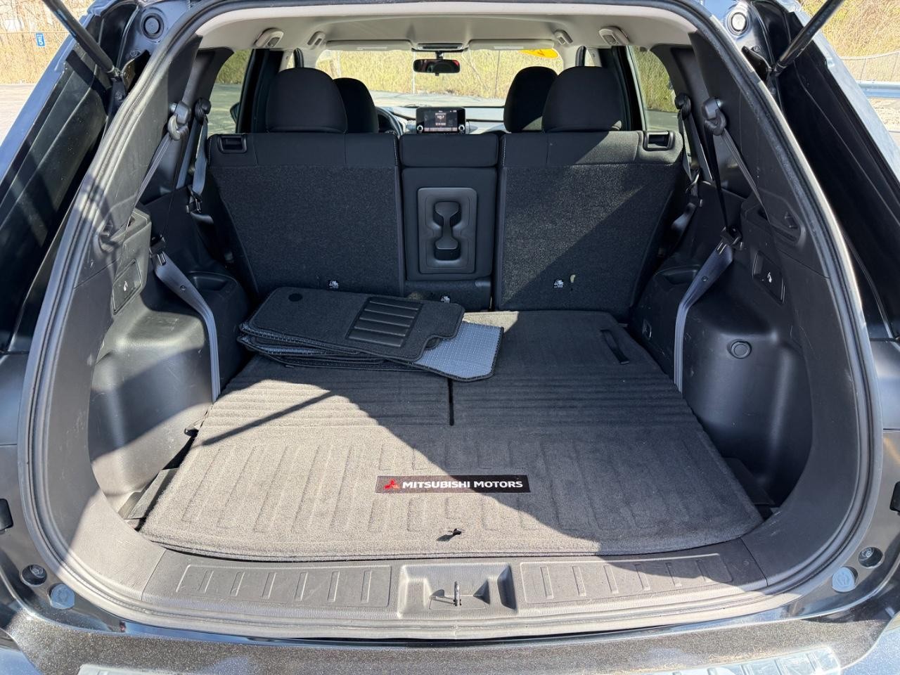 Mitsubishi Outlander Vehicle Full-screen Gallery Image 04