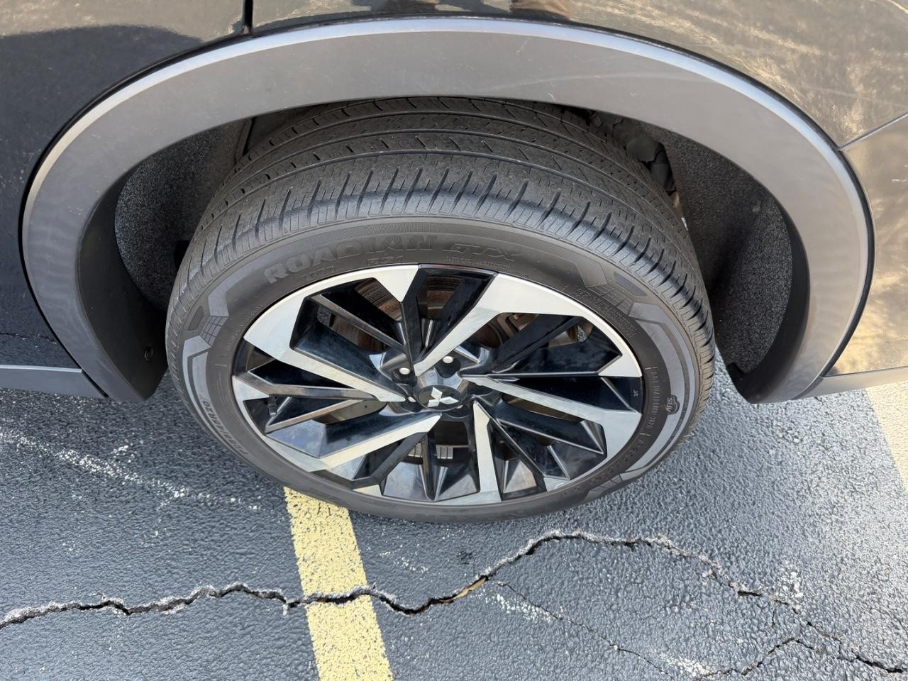 Mitsubishi Outlander Vehicle Full-screen Gallery Image 05