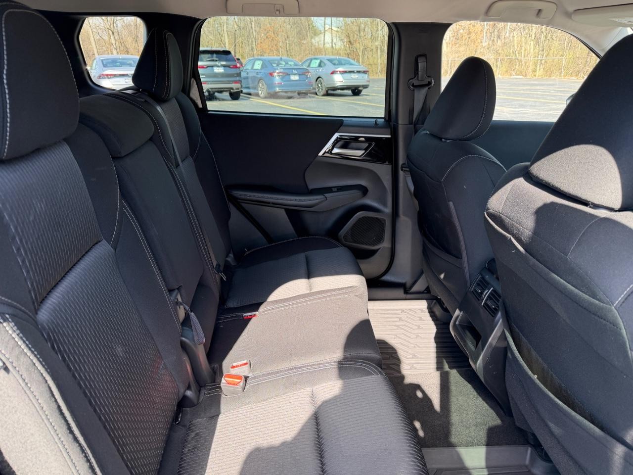 Mitsubishi Outlander Vehicle Full-screen Gallery Image 08