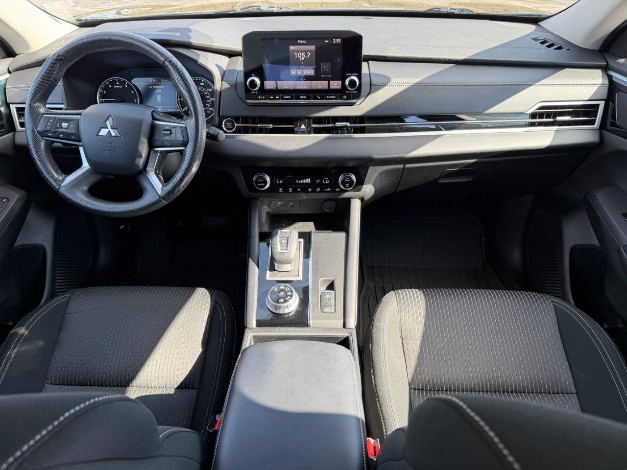 Mitsubishi Outlander Vehicle Full-screen Gallery Image 11