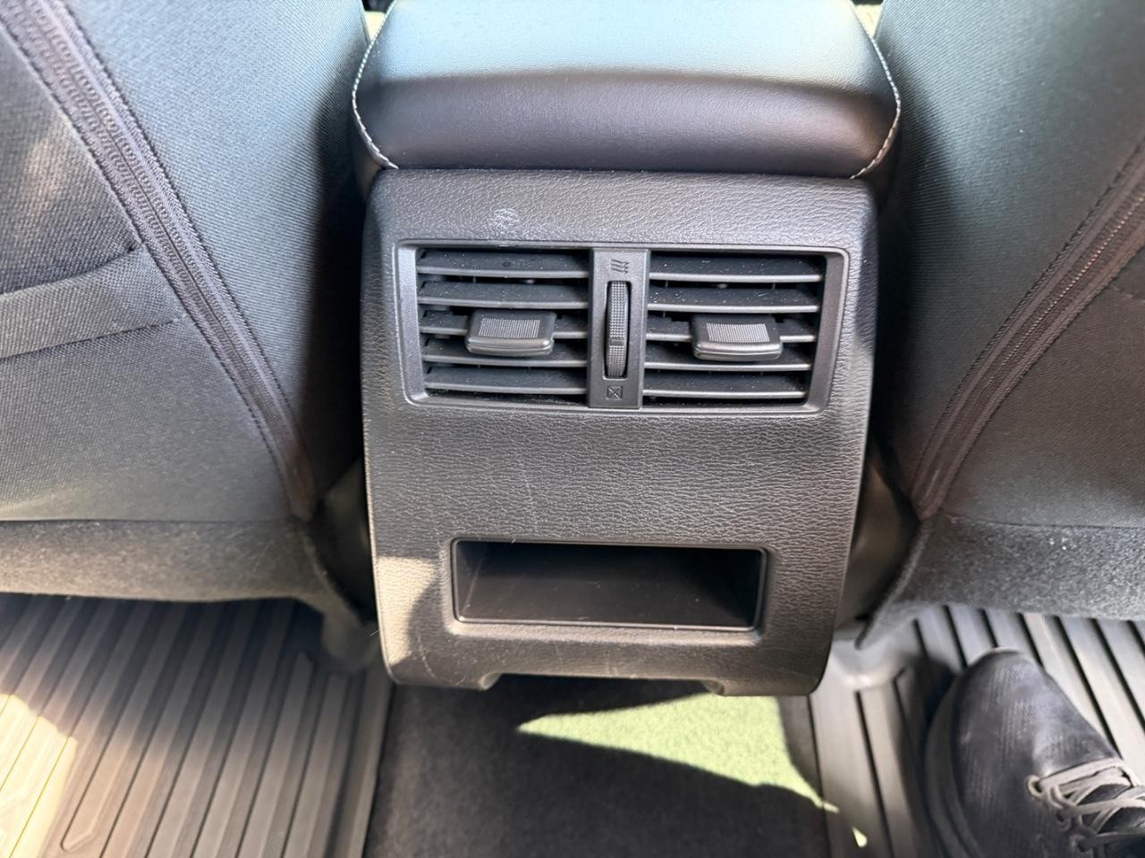 Mitsubishi Outlander Vehicle Full-screen Gallery Image 14