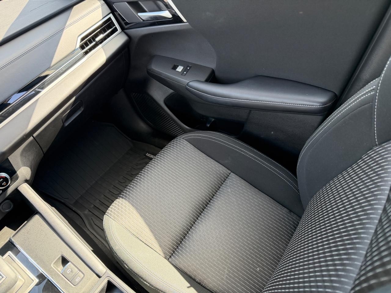 Mitsubishi Outlander Vehicle Full-screen Gallery Image 15