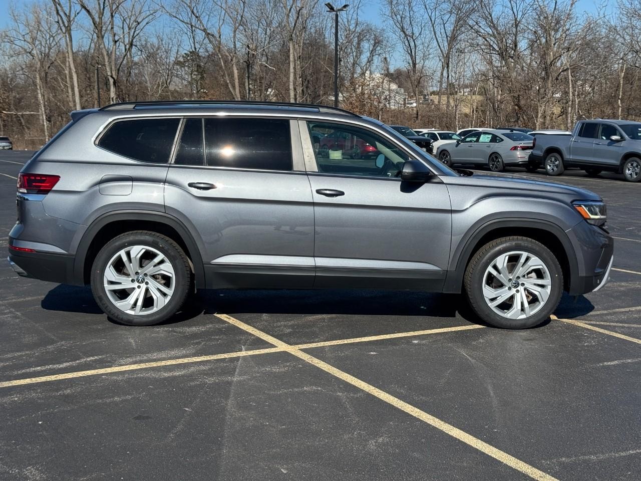 Volkswagen Atlas Vehicle Full-screen Gallery Image 02