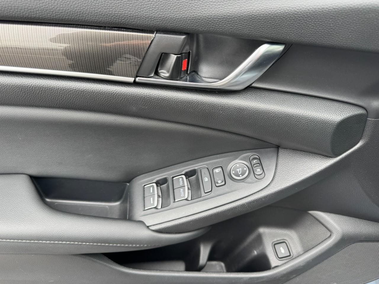 Honda Accord Hybrid Vehicle Full-screen Gallery Image 18