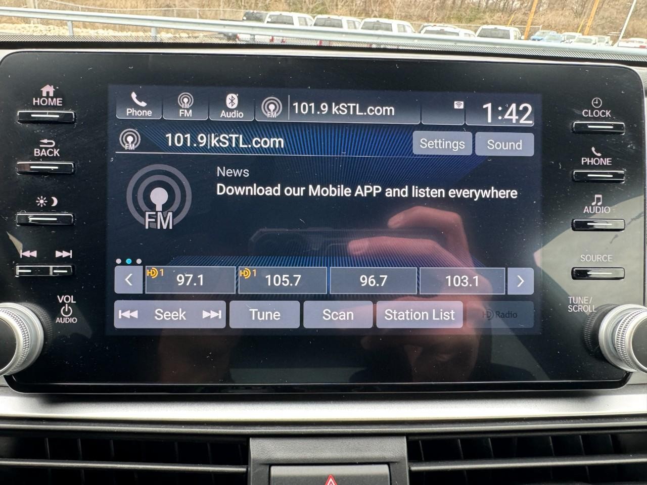 Honda Accord Hybrid Vehicle Full-screen Gallery Image 23